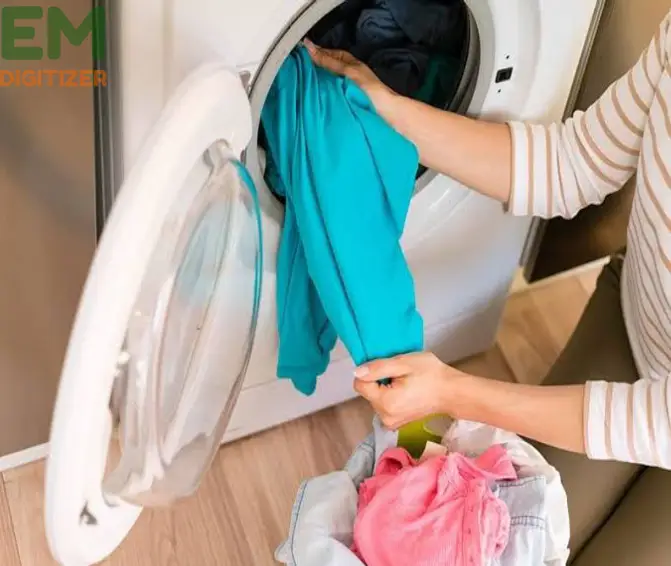 Lavare i vestiti ricamati con la macchina