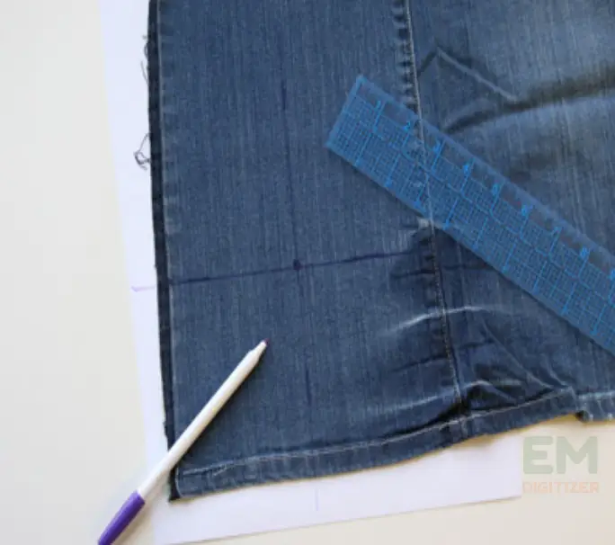 Platzieren Sie das Stickmuster auf der Jeans