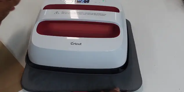 Use-the-Cricut-press-to-apply-heat-and-bond